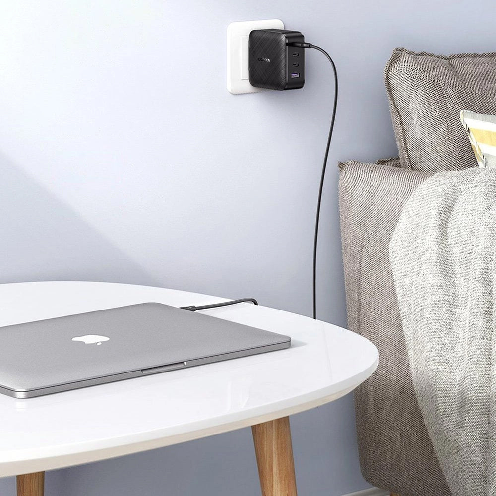 Punjač UGREEN CD104, 65W, 3A, 1 x USB-A - 3 x USB-C, Crni