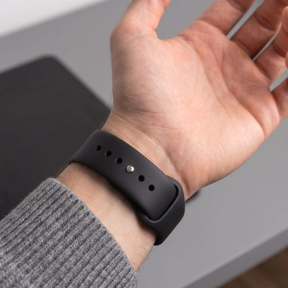Tech-Protect silikonska narukvica za Apple Watch 49mm / 46mm / 45mm / 44mm serija, crna