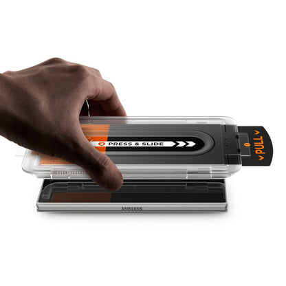 Folija za zaštitu Spoljnog Ekrana Spigen GlastR EZ FIT Pro HD za Samsung Galaxy Z Fold7 F966, Kaljeno Staklo, Full Glue, Set 2 komada AGL09579