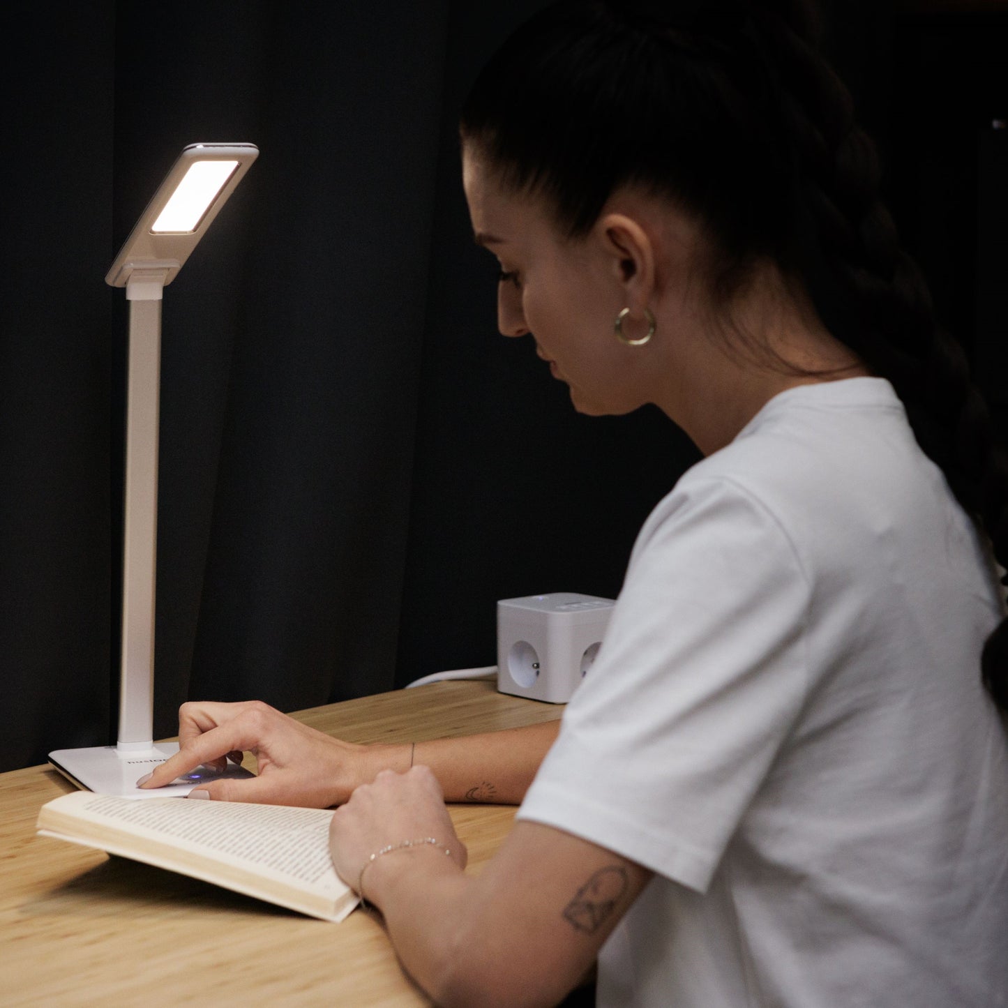 Huslog OW-0648 Led Office Lamp with Wireless Charging, White OW-0648 